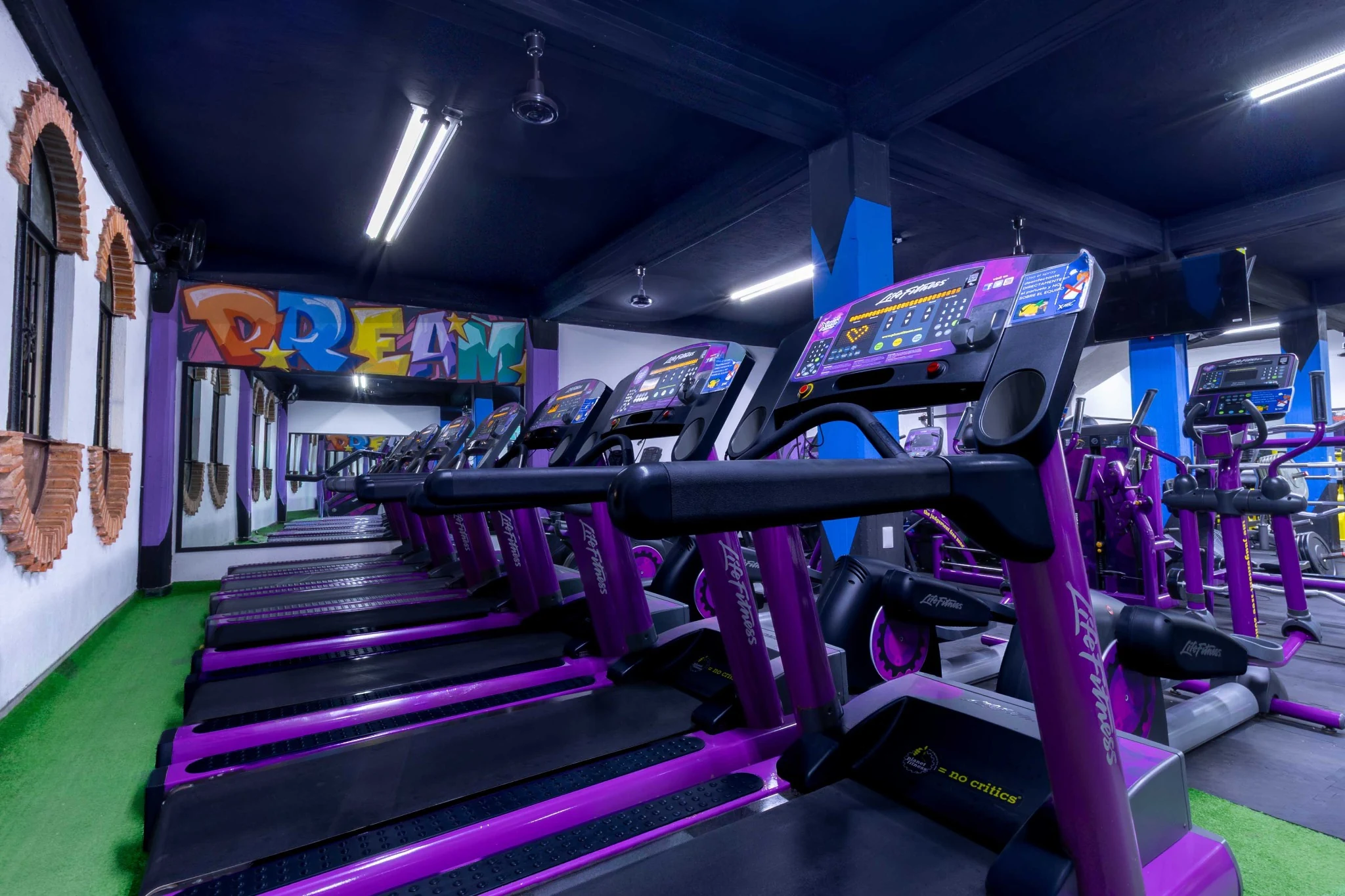 Área de cardio de XAVIC con caminadoras y equipo cardiovascular